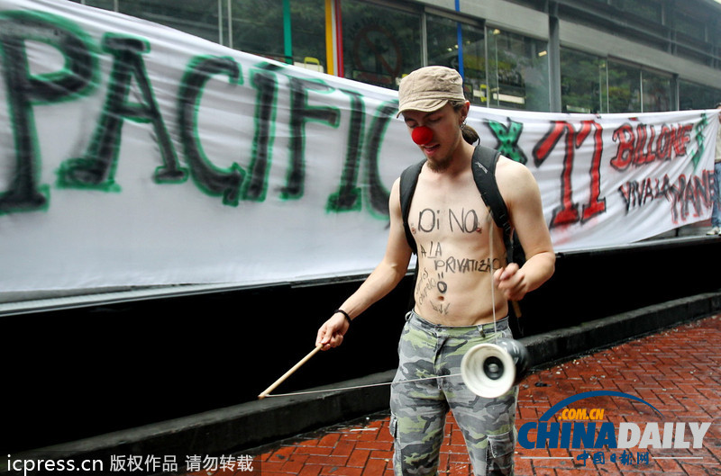 哥倫比亞學(xué)生赤身裸體 抗議教育體系缺陷和財政赤字
