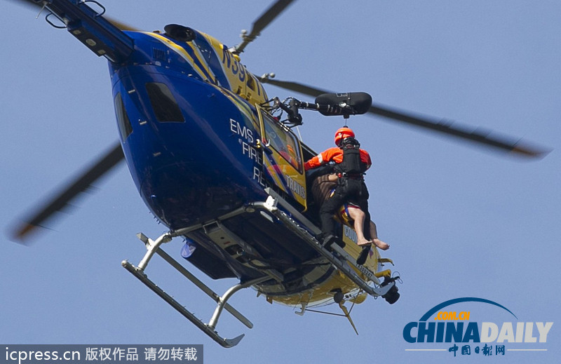 美得州暴雨引發(fā)洪水 居民躲在屋頂等候救援
