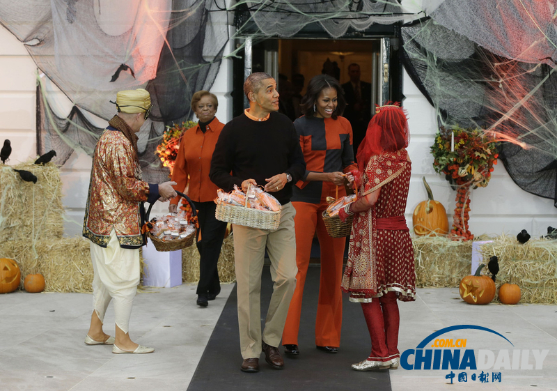 組圖：奧巴馬夫婦為兒童派發(fā)糖果迎萬(wàn)圣節(jié)