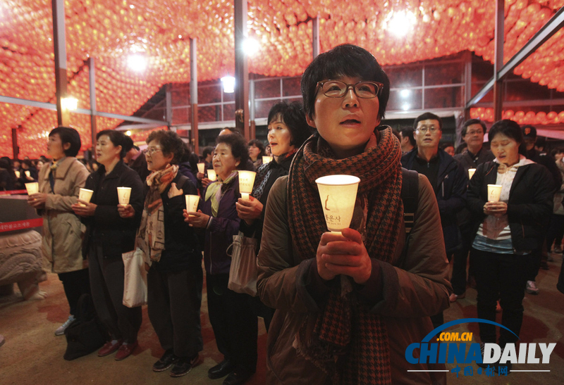 瘋狂高考：考試在即 韓國學(xué)生家長跪拜祈福（圖）