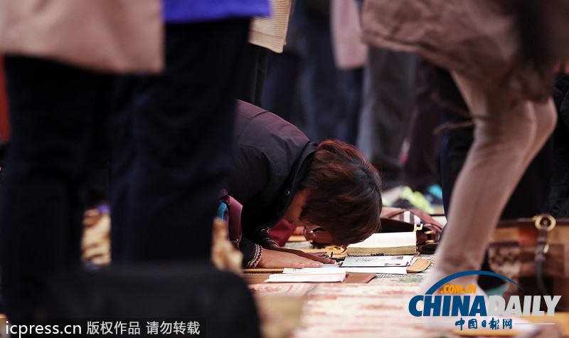 瘋狂高考：考試在即 韓國學(xué)生家長跪拜祈福（圖）