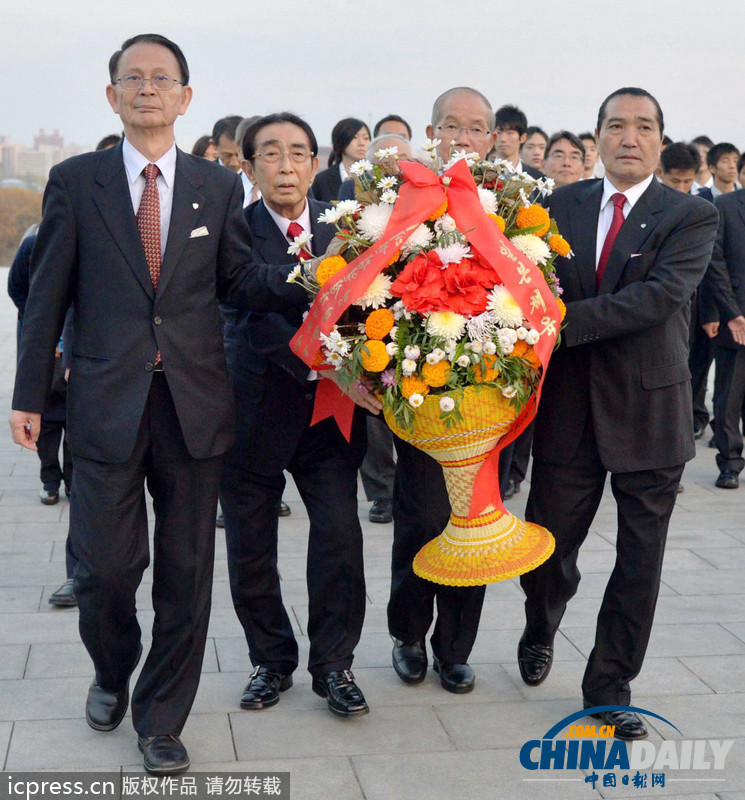日本體育大學(xué)師生到訪朝鮮 向金日成與金正日塑像敬獻(xiàn)花籃