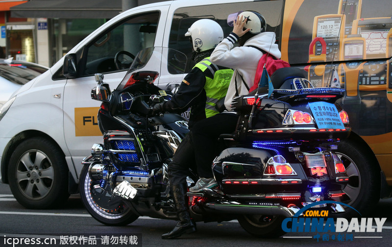 組圖：韓國高考今日舉行 學(xué)子跪地祈福警察騎摩托護(hù)送