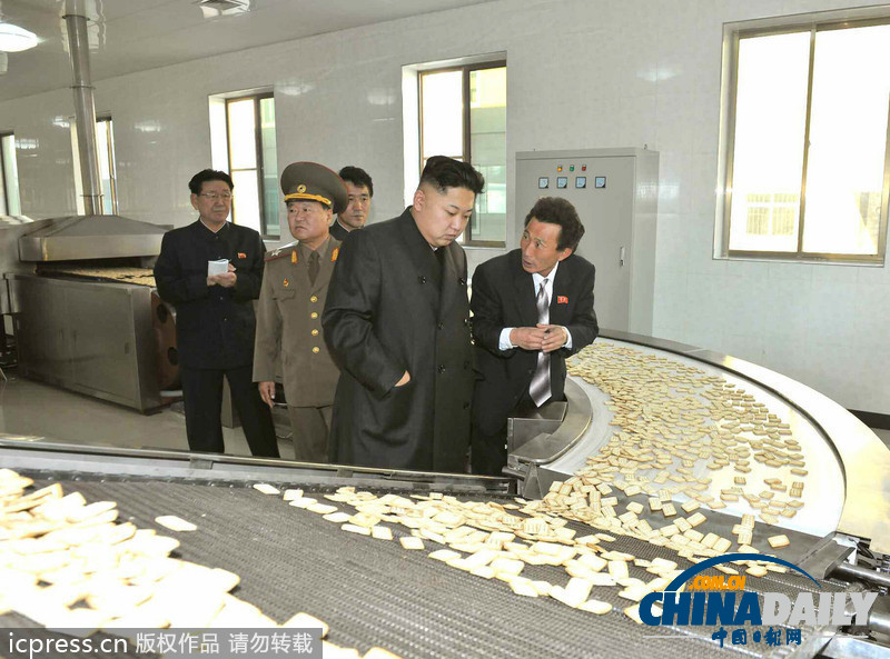 金正恩參加朝鮮科學(xué)技術(shù)大會(huì) 同與會(huì)者合影留念