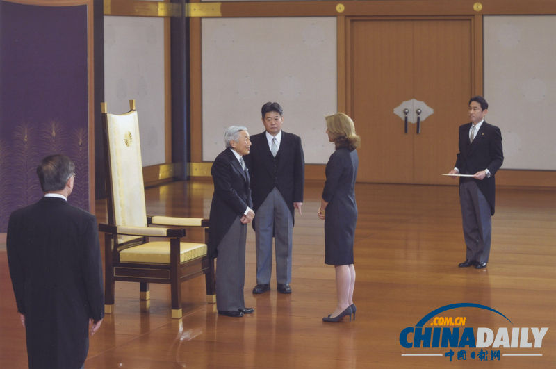 日本天皇打破傳統(tǒng) 與美國(guó)新任駐日大使卡羅琳握手