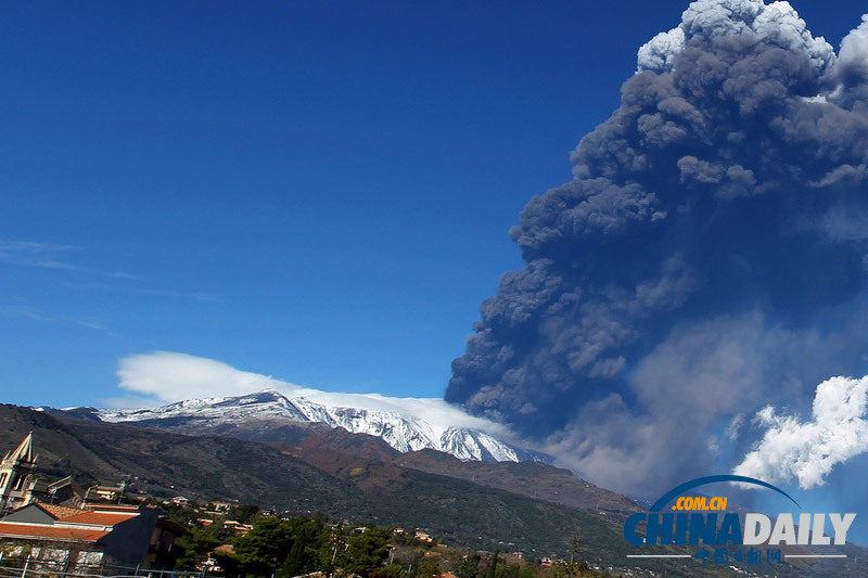 意大利火山再次噴發(fā)遮天蔽日