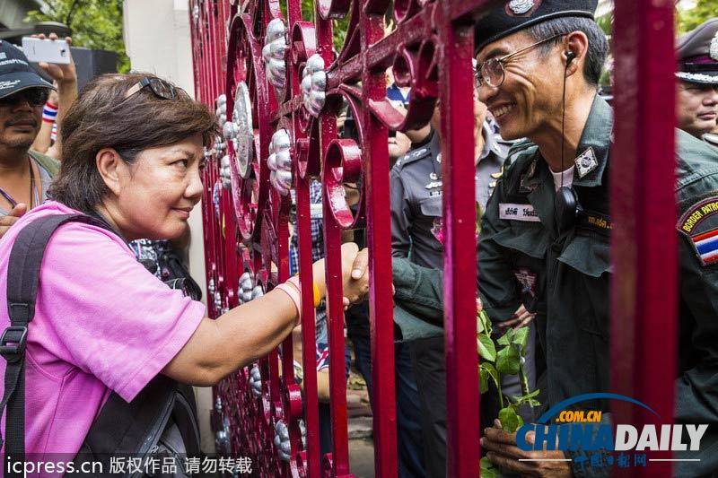 英拉稱不會(huì)武力驅(qū)散示威 警民和諧相處互贈(zèng)花朵