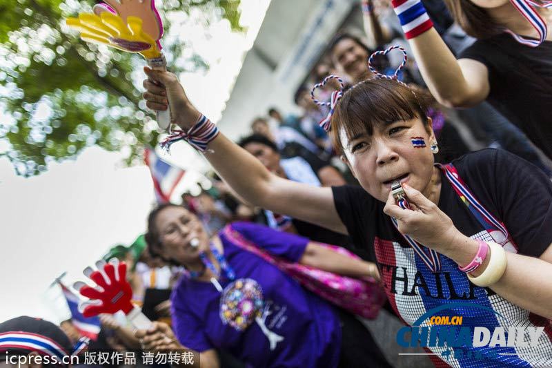 英拉稱不會武力驅(qū)散示威 警民和諧相處互贈花朵