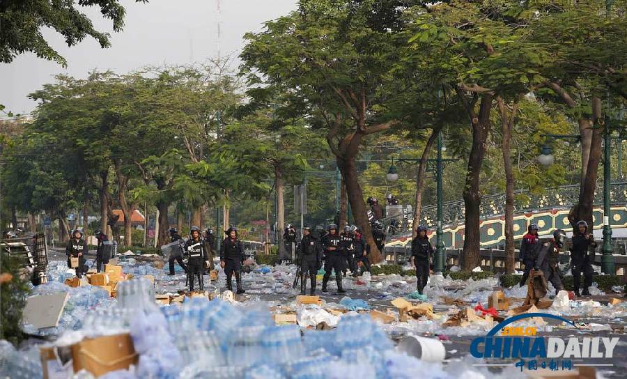 泰國(guó)示威者占領(lǐng)總理府和警察總部 警方排排坐不阻攔