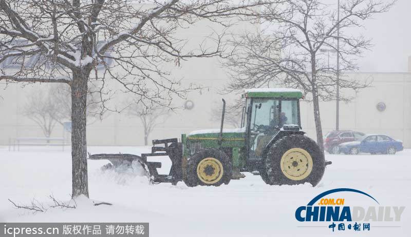 美國(guó)遭遇大雪襲擊 汽車和行人出行受阻