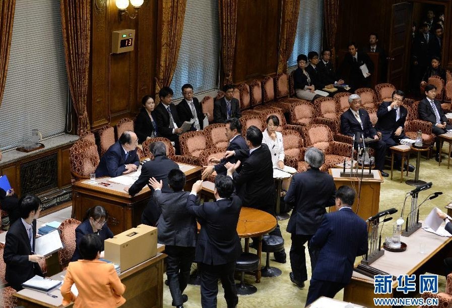 日本參院特委會(huì)強(qiáng)行通過《特定秘密保護(hù)法案》議員曾爬上桌子抗議
