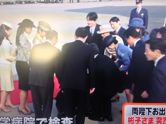 日本女親王機(jī)場迎接天皇夫婦 突然暈倒引騷動