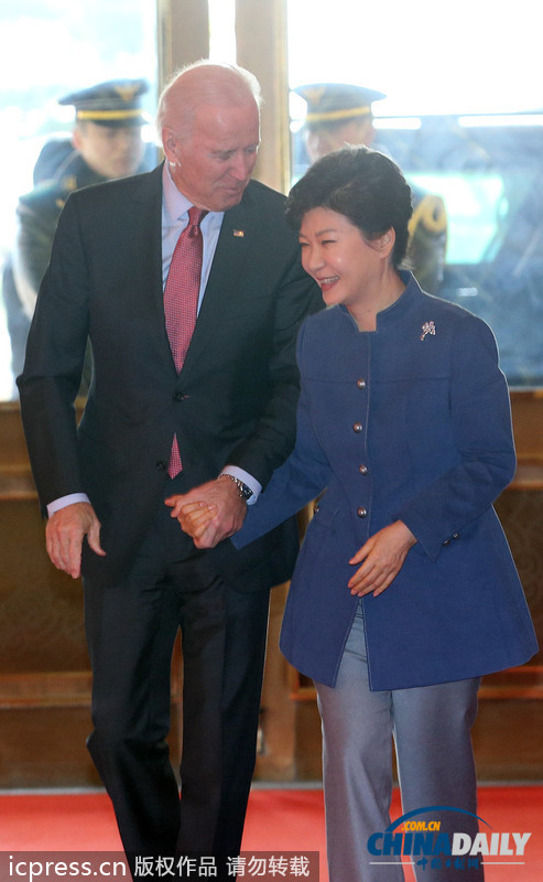 美國(guó)副總統(tǒng)拜登訪問(wèn)韓國(guó) 與樸槿惠手拉手親密交談