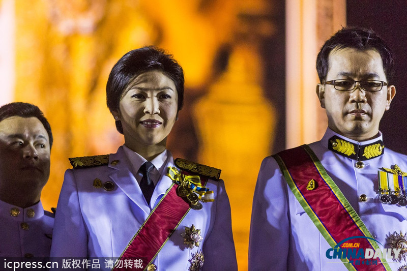 英拉和丈夫穿軍裝為泰國(guó)王祝壽 未受抗議事件影響
