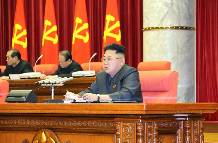 金正恩主持朝鮮勞動黨中央政治局?jǐn)U大會議 表情嚴(yán)肅