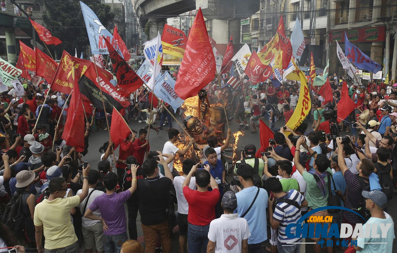菲律賓民眾焚燒總統(tǒng)阿基諾模型 紀(jì)念國(guó)際人權(quán)日