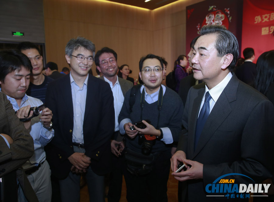 外交部發(fā)言人制度30周年暨外國駐華記者新年招待會在京舉行