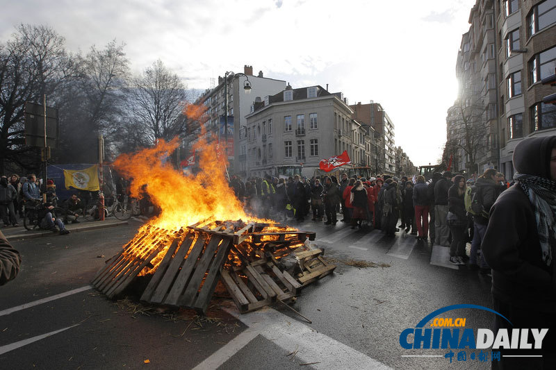 比利時市民點(diǎn)燃火堆抗議歐盟峰會議題