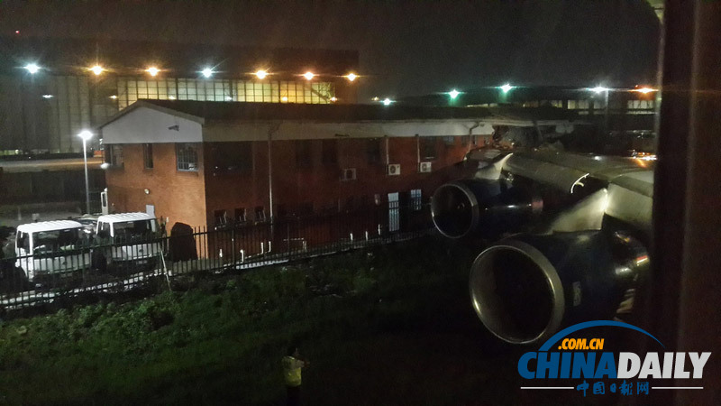 英國(guó)航空客機(jī)在南非機(jī)場(chǎng)撞樓 4人受傷
