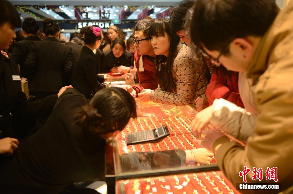 圣誕節(jié)中國多地黃金價格再降 民眾蜂擁搶購