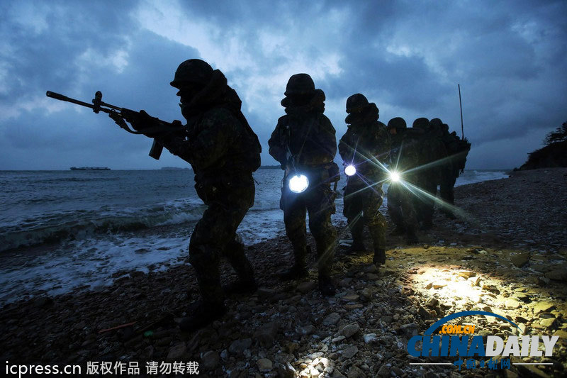 韓國(guó)士兵全副武裝在韓朝邊境巡邏（組圖）