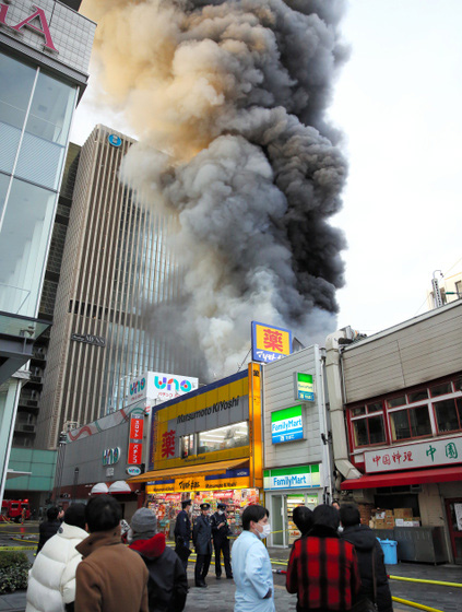 東京地鐵站附近發(fā)生大火 已燒毀4棟建筑物(圖)