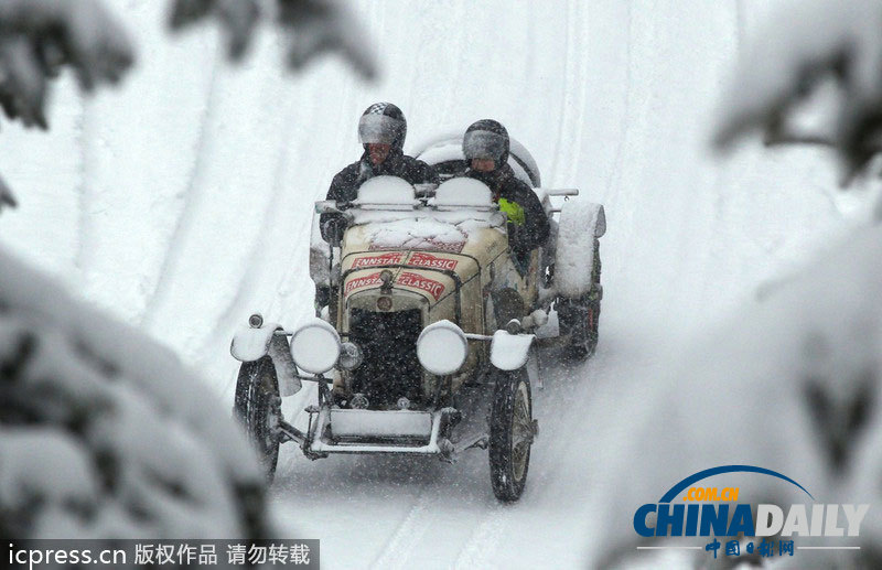 2014普拉耐經(jīng)典賽開(kāi)幕 百歲老爺車(chē)暴雪中前行
