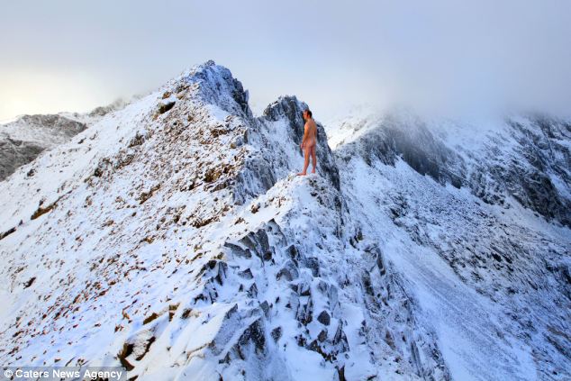 英國(guó)登雪山愛好者不畏嚴(yán)寒 近千米高雪山頂裸體行走