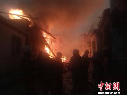 云南香格里拉獨克宗古城突發(fā)大火 仍在撲救中