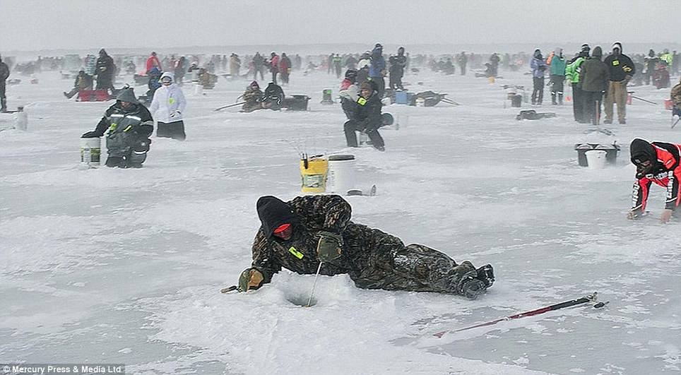 逾萬(wàn)美國(guó)人零下40度參加釣魚(yú)比賽