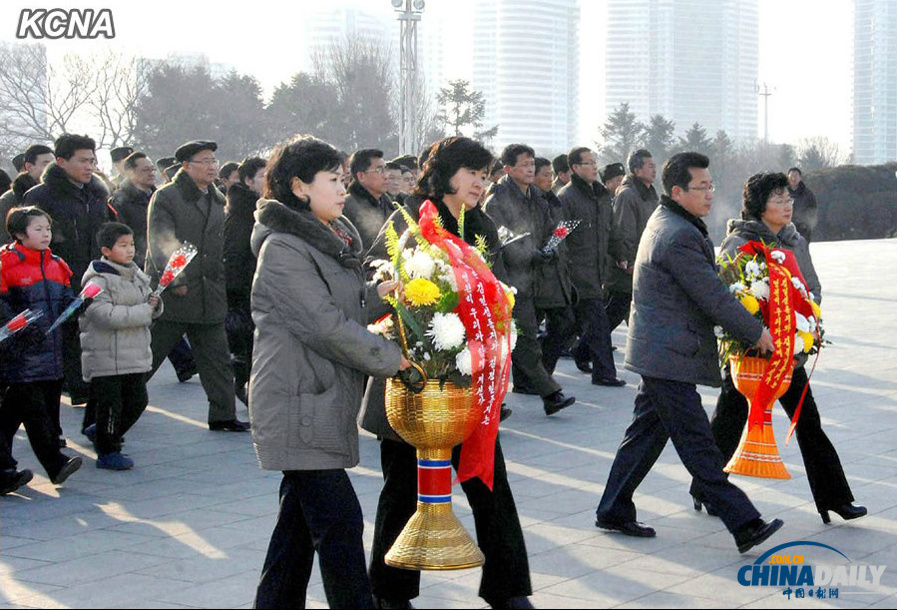 看煙花玩滑輪獻花籃 朝鮮民眾喜迎新年