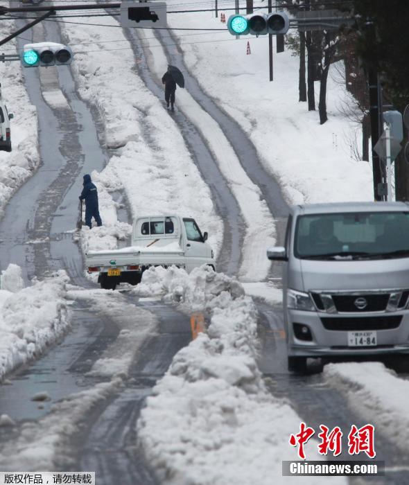 日本關(guān)東遭遇暴雪 路面積雪嚴(yán)重交通混亂