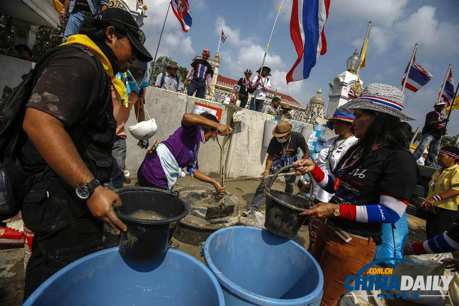 泰國(guó)示威者砌水泥墻封堵政府辦公大樓入口