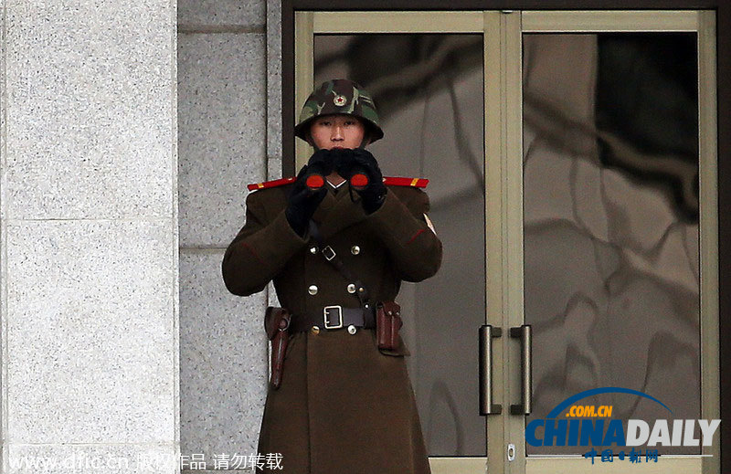 朝韓邊境板門店 朝鮮士兵舉望遠鏡向外張望