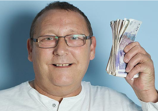 英國老人跌倒1000英鎊隨風(fēng)飄 20名青年拾金不昧好感人