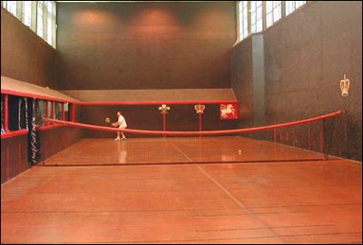 “real tennis”[室內(nèi)網(wǎng)球，又稱“純網(wǎng)球”，現(xiàn)幾乎被“l(fā)aw tennis”（草地網(wǎng)球）所取代]。