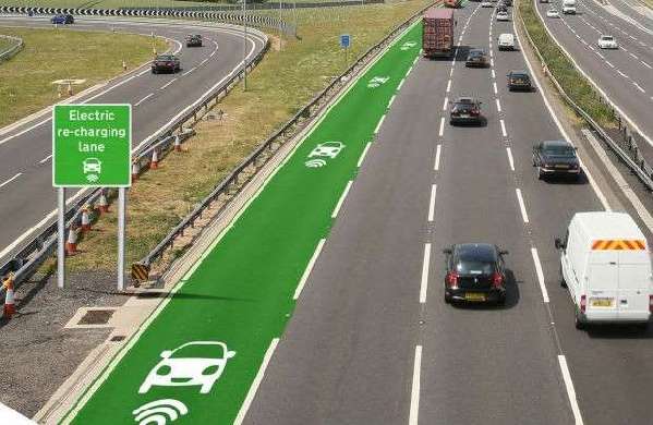邊開車邊充電？英國將測(cè)試電動(dòng)車無線充電公路