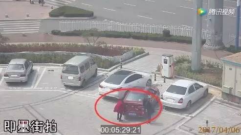 最牛女司機(jī)停不進(jìn)車(chē)位竟用手抬