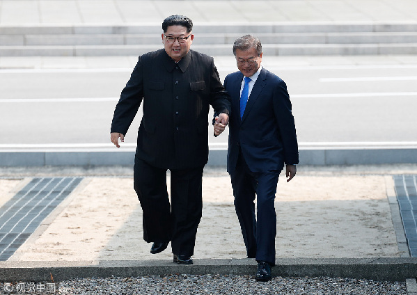 歷史時刻！金正恩跨過“三八線”與文在寅握手，還帶上了冷面！