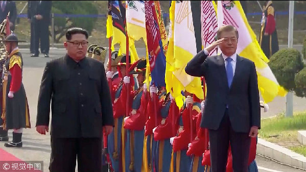 歷史時刻！金正恩跨過“三八線”與文在寅握手，還帶上了冷面！