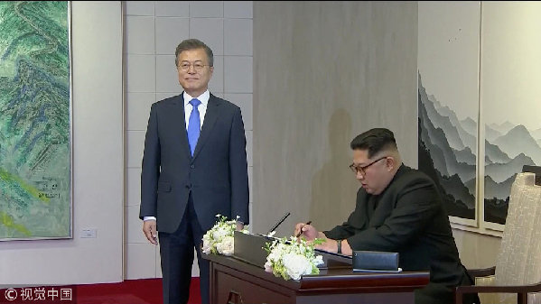 歷史時刻！金正恩跨過“三八線”與文在寅握手，還帶上了冷面！
