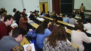 “申請大學(xué)非歐洲語言專業(yè)人數(shù)下降”
