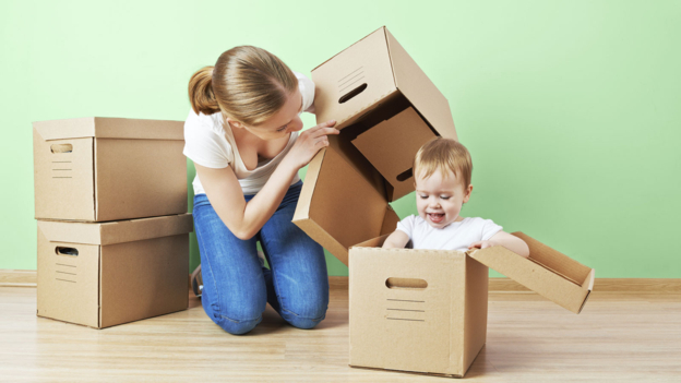 Would you let your baby sleep in a box? 你愿意讓自己的寶寶在盒子里睡覺嗎？