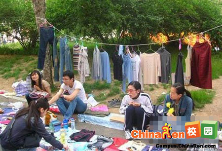 大學(xué)生跳蚤市場(chǎng)壯觀(guān)景象
