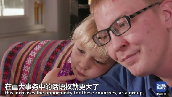 萌娃抱著地球儀，開始思考中國在世界上起了什么作用丨艾瑞克的小課堂