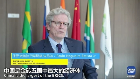 萌娃抱著地球儀，開始思考中國在世界上起了什么作用丨艾瑞克的小課堂