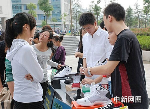 校方牽線搭橋“抱團”采購 為網(wǎng)創(chuàng)學子引來源頭水