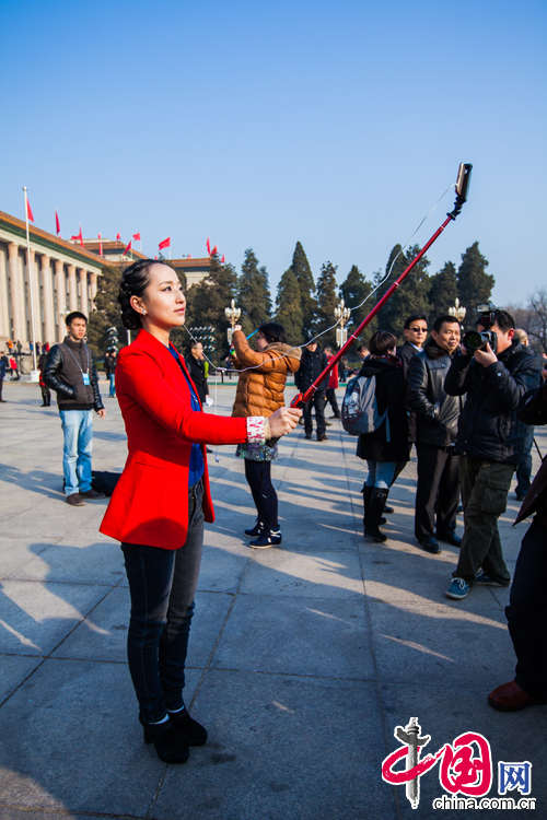 兩會(huì)上的女記者：我們“也是蠻拼的”（組圖）