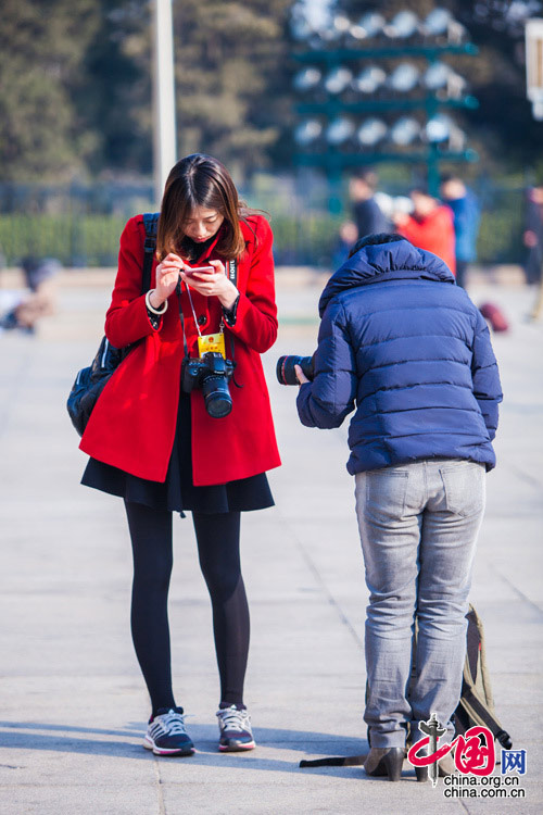 直擊兩會(huì)紅衣美女：上會(huì)女記者為什么喜歡穿紅色