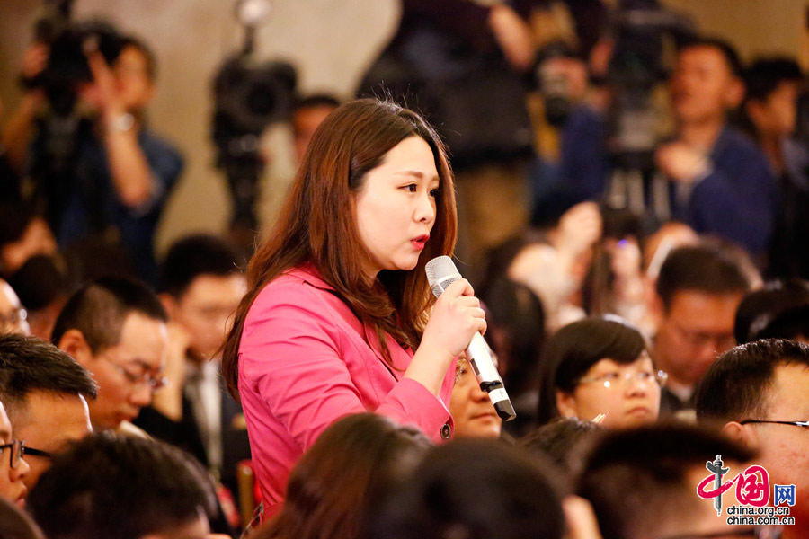 直擊兩會(huì)紅衣美女：上會(huì)女記者為什么喜歡穿紅色